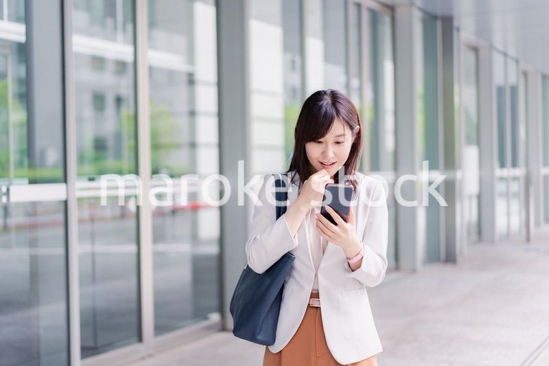 スマホを確認する若いビジネスウーマン