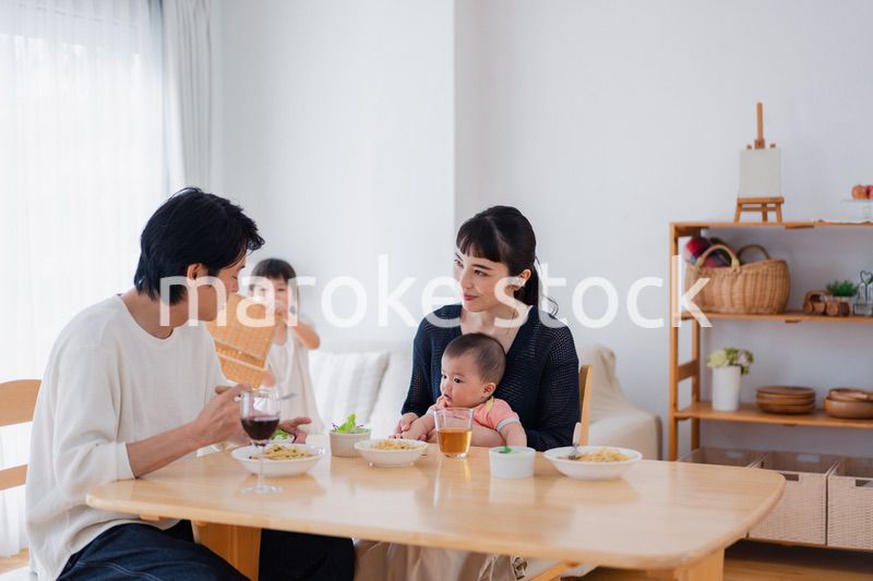 子どもたちと食卓を囲むファミリー