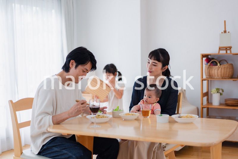 子どもたちと食卓を囲むファミリー
