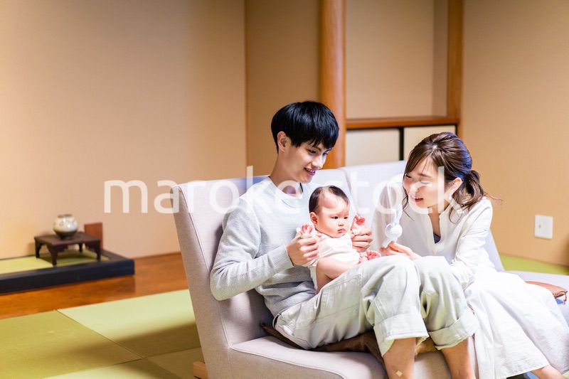 赤ちゃんと温泉旅行を楽しむ若いファミリー