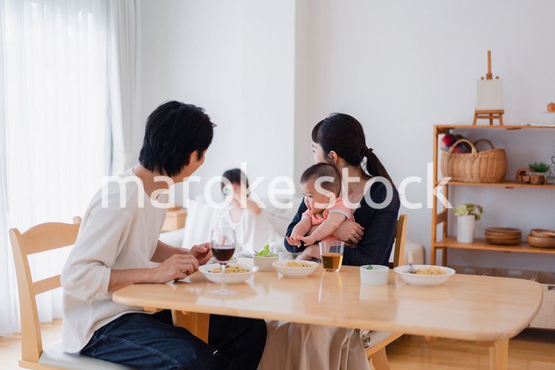 子どもたちと食卓を囲むファミリー