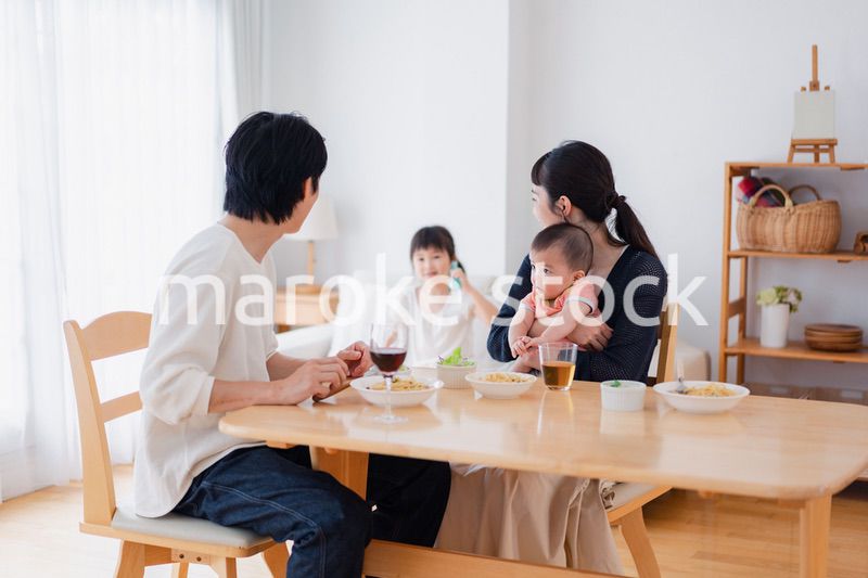 子どもたちと食卓を囲むファミリー
