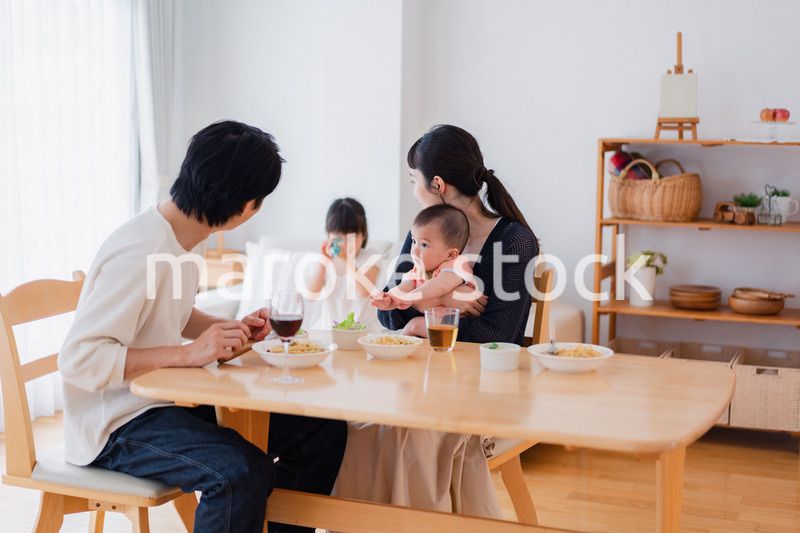 子どもたちと食卓を囲むファミリー
