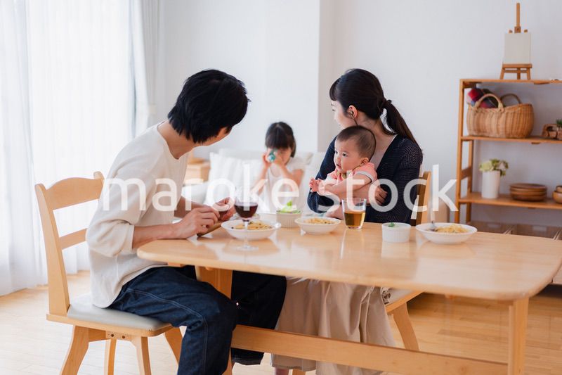 子どもたちと食卓を囲むファミリー