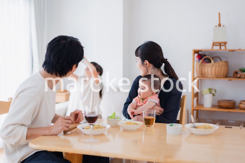 子どもたちと食卓を囲むファミリー