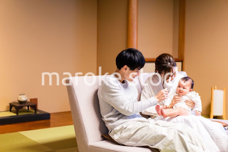 赤ちゃんとレジャーに出かけるファミリー