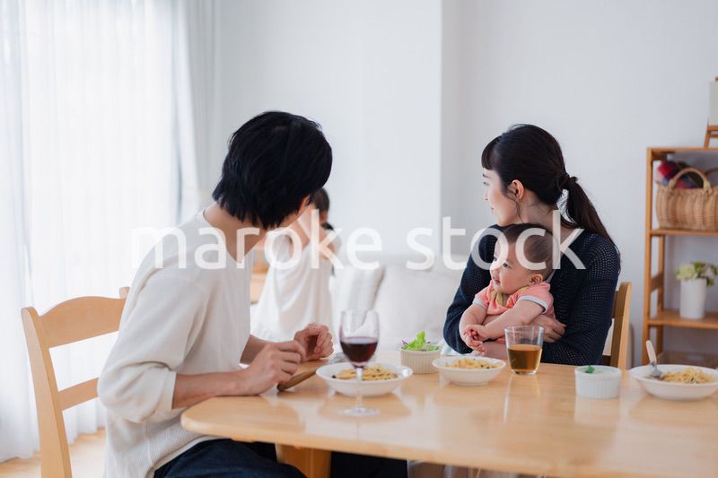 子どもたちと食卓を囲むファミリー