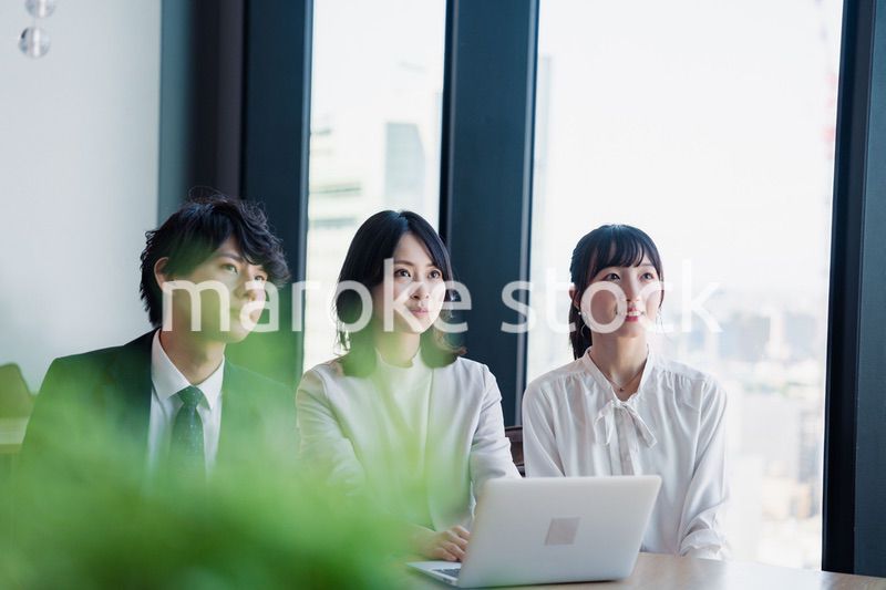 オフィスで働くビジネスパーソン