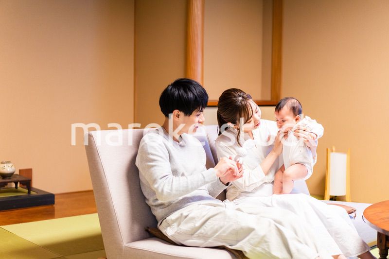 赤ちゃんとレジャーに出かけるファミリー