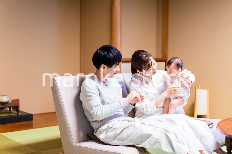 赤ちゃんと温泉旅行を楽しむ若いファミリー