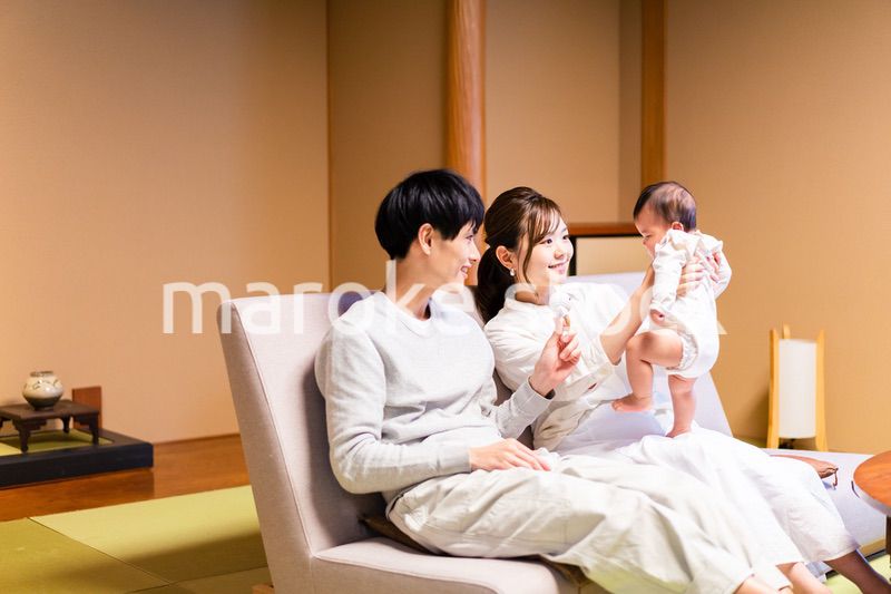 赤ちゃんとレジャーに出かけるファミリー