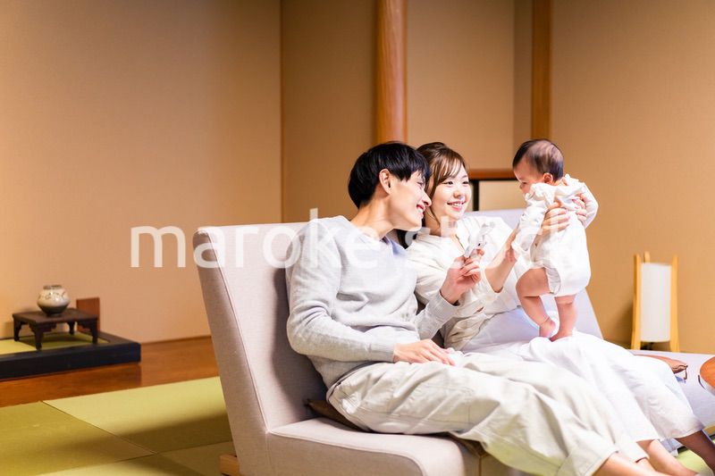 赤ちゃんとレジャーに出かけるファミリー