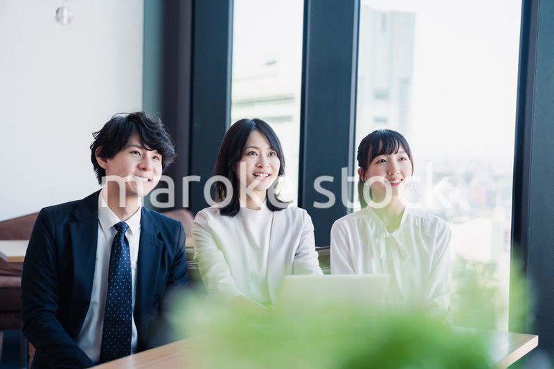 オフィスで働くビジネスパーソン