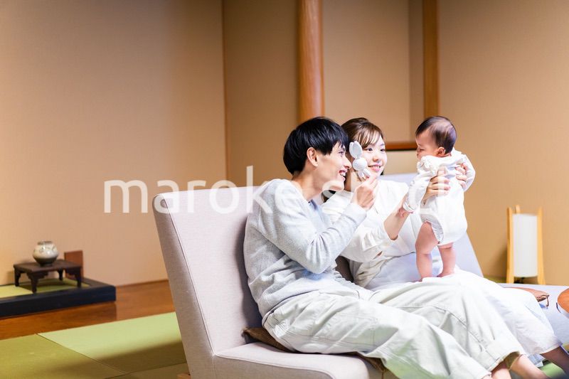 赤ちゃんと温泉旅行を楽しむ若いファミリー