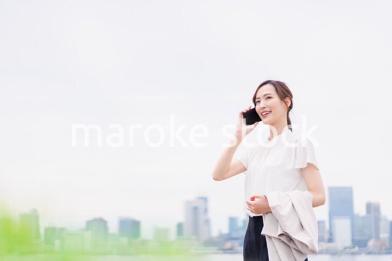 スマホで通話をするビジネスウーマン