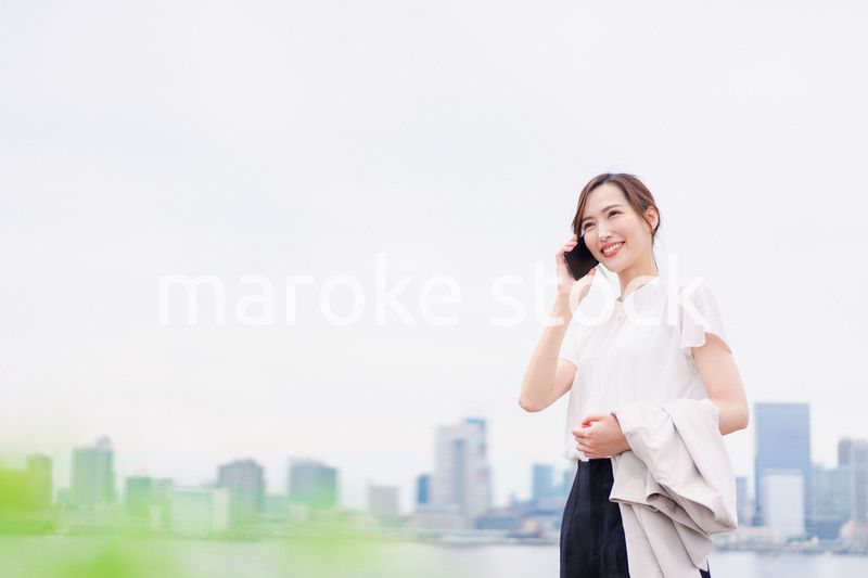 スマホで通話をするビジネスウーマン
