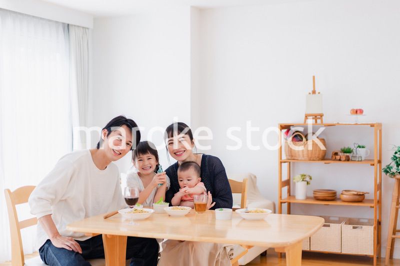 子どもたちと食卓を囲むファミリー