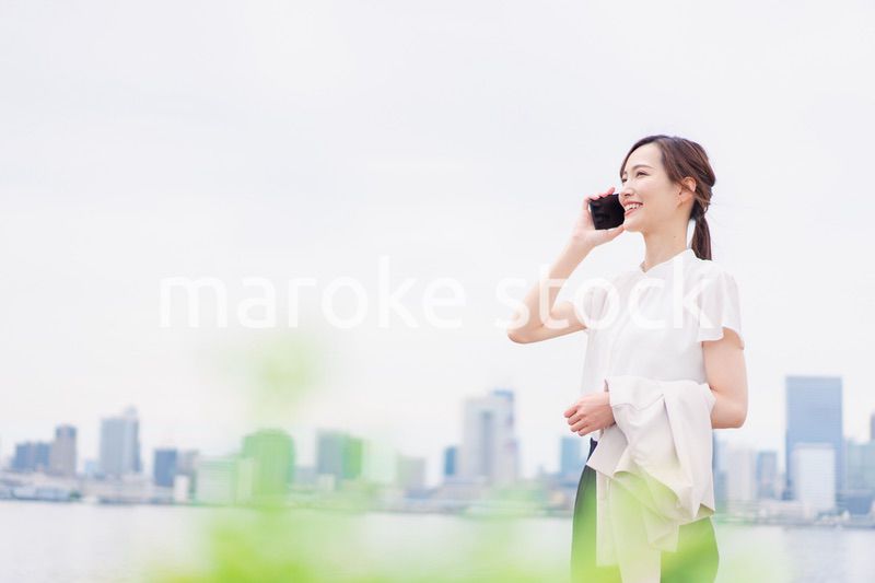 スマホで通話をするビジネスウーマン