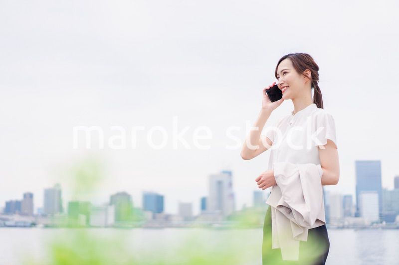 スマホで通話をするビジネスウーマン