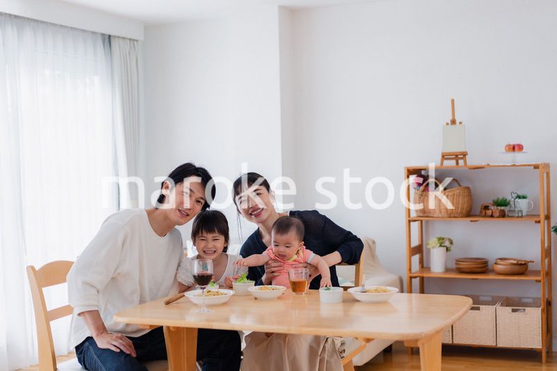 子どもたちと食卓を囲むファミリー