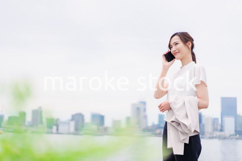 スマホで通話をするビジネスウーマン