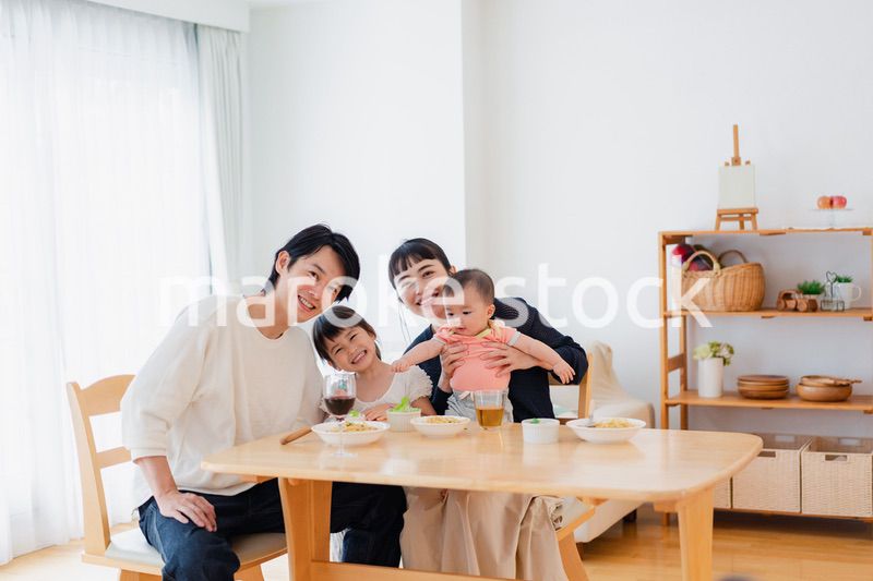 子どもたちと食卓を囲むファミリー