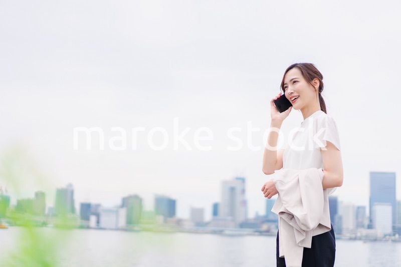 スマホで通話をするビジネスウーマン