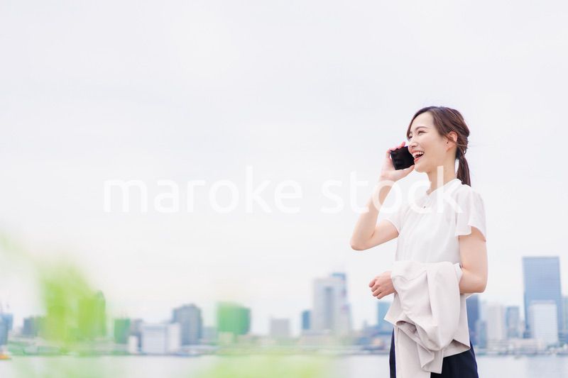 スマホで通話をするビジネスウーマン