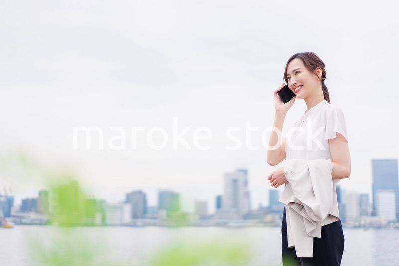 スマホで通話をするビジネスウーマン