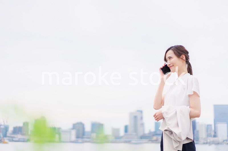 スマホで通話をするビジネスウーマン