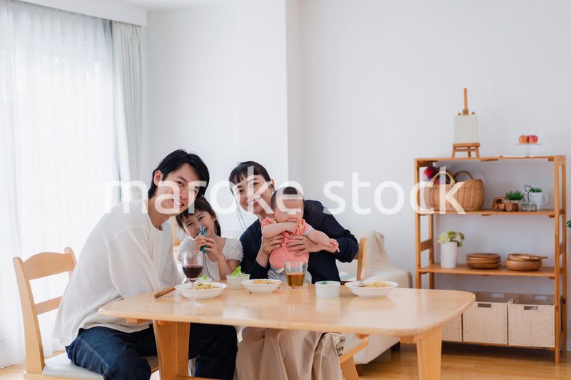 子どもたちと食卓を囲むファミリー