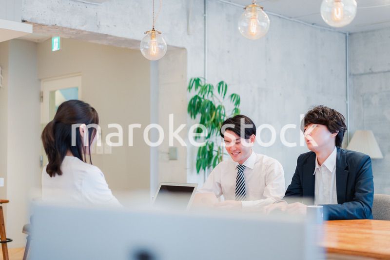 クリエイティブなオフィスで働く若手社員