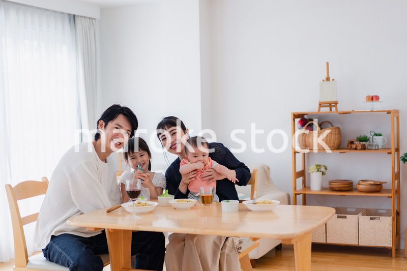 子どもたちと食卓を囲むファミリー