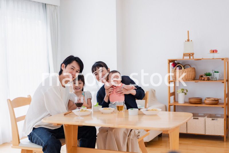 子どもたちと食卓を囲むファミリー