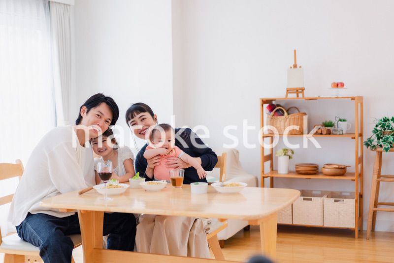 子どもたちと食卓を囲むファミリー