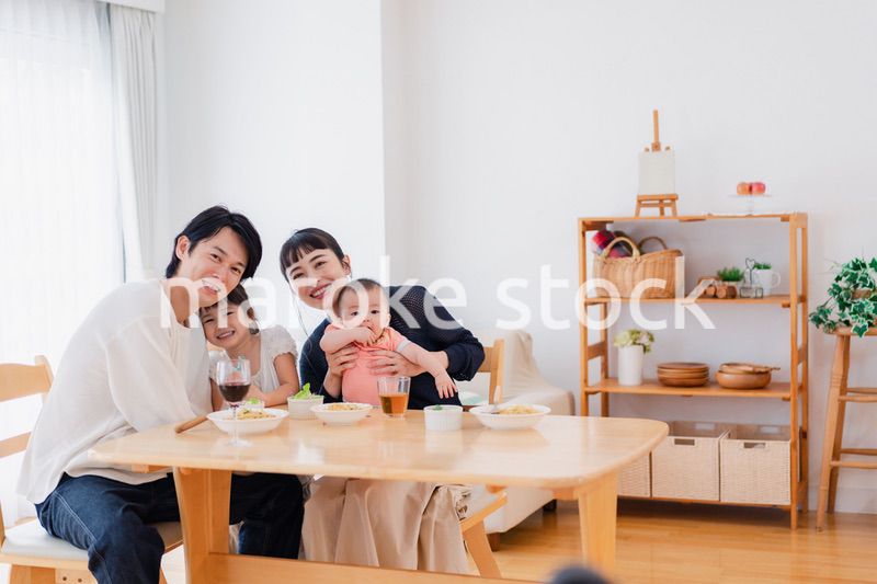 子どもたちと食卓を囲むファミリー