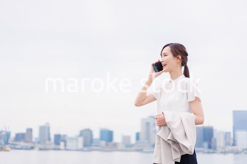 スマホで通話をするビジネスウーマン