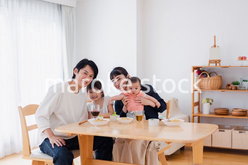 子どもたちと食卓を囲むファミリー