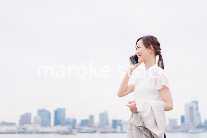 スマホで通話をするビジネスウーマン