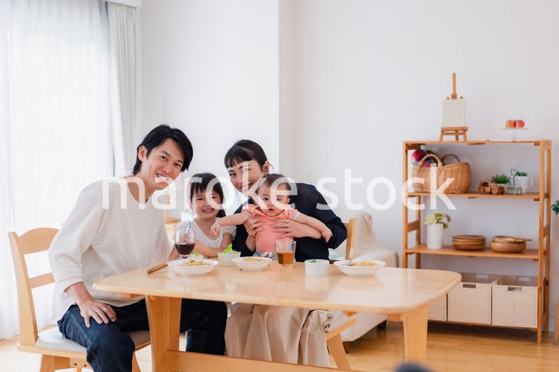 子どもたちと食卓を囲むファミリー