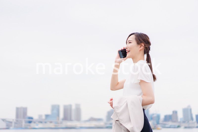 スマホで通話をするビジネスウーマン