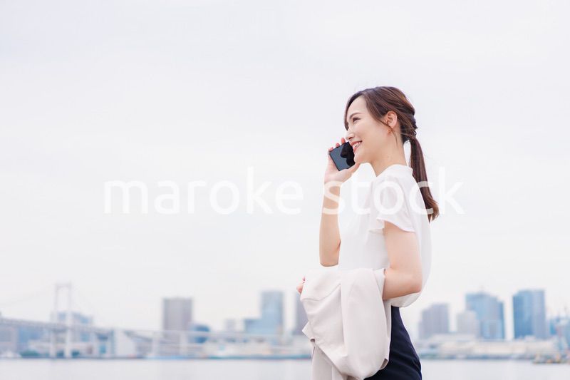 スマホで通話をするビジネスウーマン