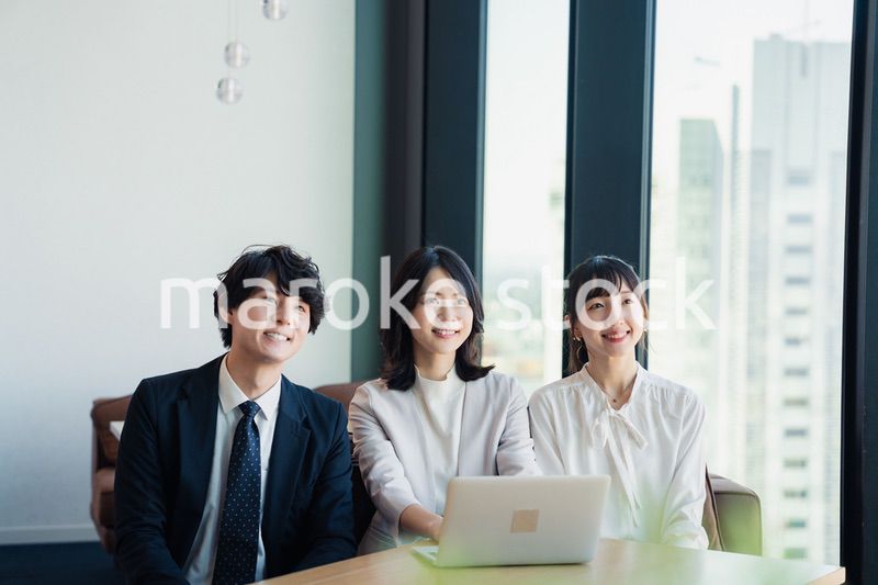 オフィスで働くビジネスパーソン