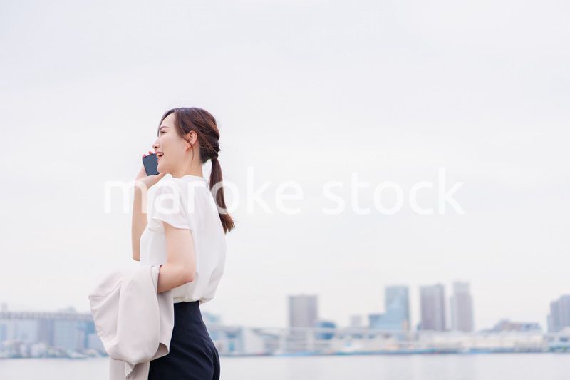 スマホで通話をするビジネスウーマン