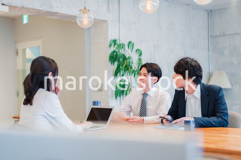 クリエイティブなオフィスで働く若手社員