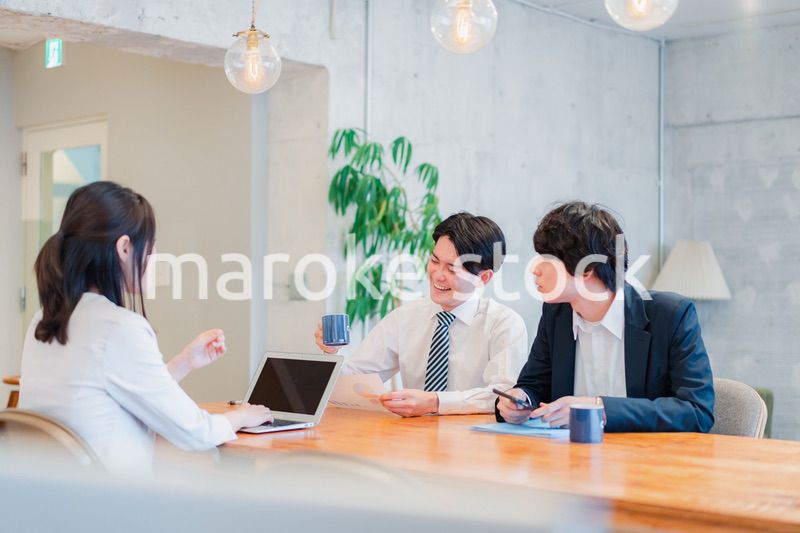 クリエイティブなオフィスで働く若手社員