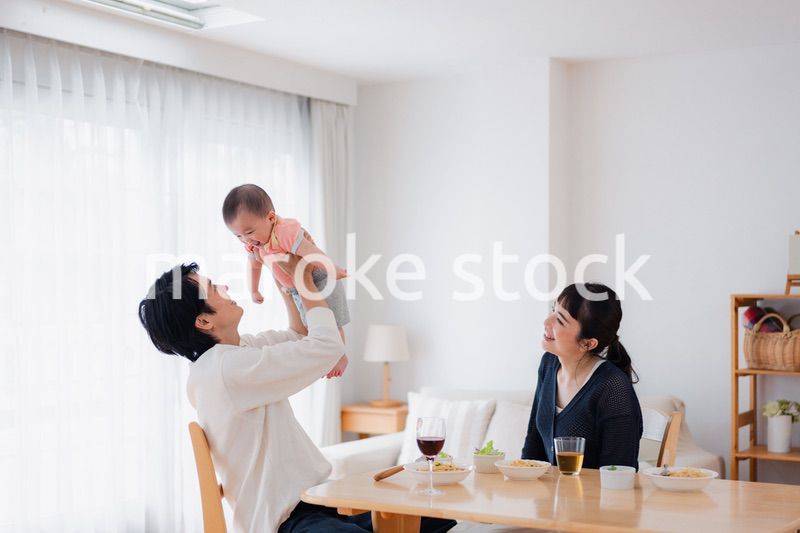 おうちで赤ちゃんのお世話をする夫婦