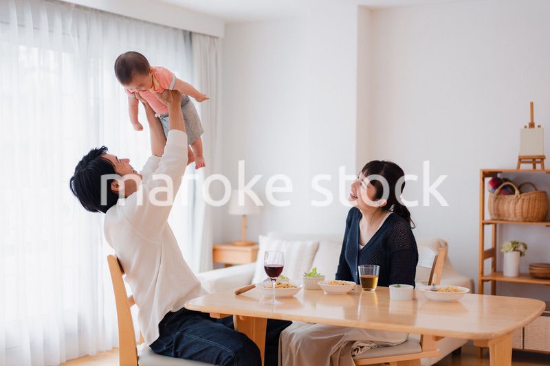 おうちで赤ちゃんのお世話をする夫婦