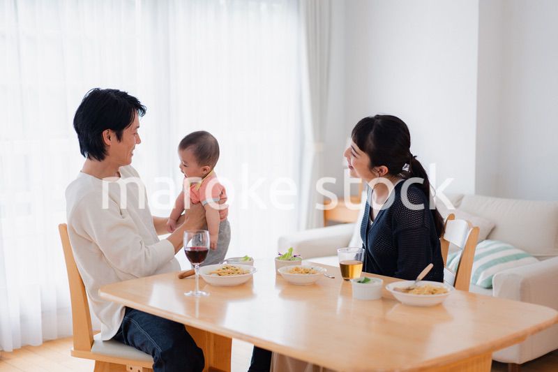 おうちで赤ちゃんのお世話をする夫婦