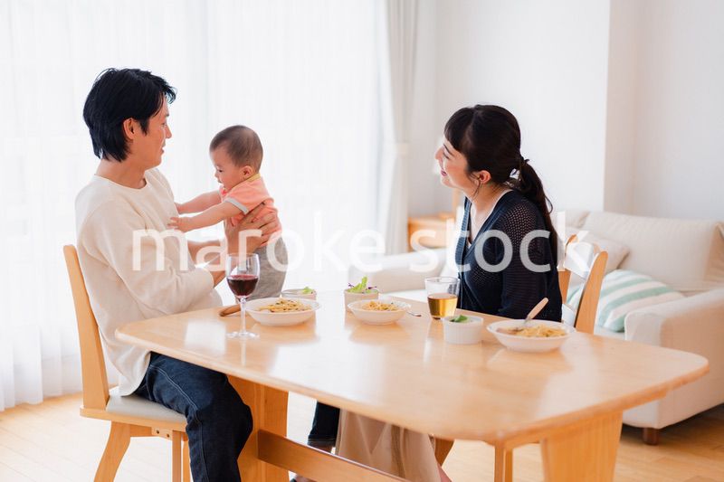 おうちで赤ちゃんのお世話をする夫婦